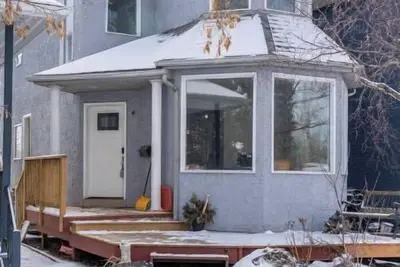 Image de Cozy king and queen apartment near inner Calgary