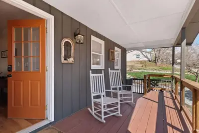 Image de 2nd Floor Updated 2br/2ba, 3 min Walk to Lake! \n