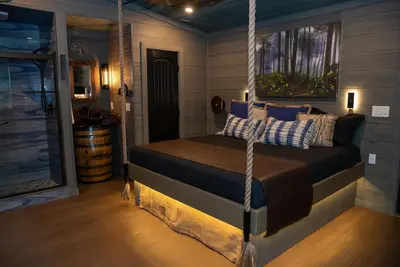 Image de Smoky Mountain Treehouse | 20-ft Slide + Hidden Crank-Out Bed | Sleeps 6