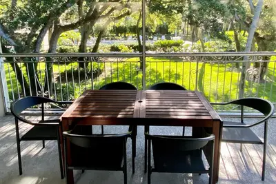 Image de Spacious condo with views of oak canopy, gardens & pool. 5-minute walk to beach.