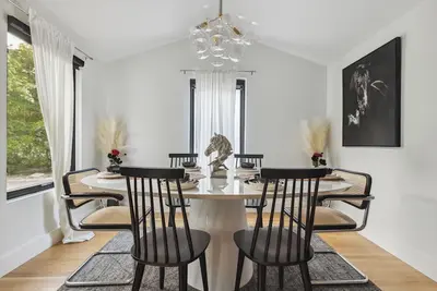 Image de The Philosophers Playhouse, Pool, Ping Pong, Bbq, Projector, King B, 5 min to Dt