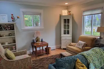 Image de Renovated top to bottom - walk to downtown and beach - stylishly decorated