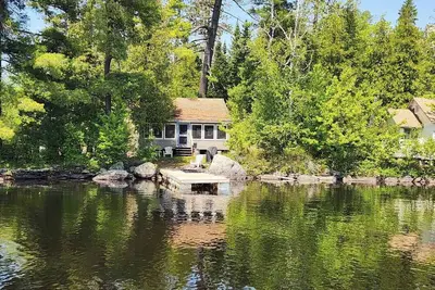 Image de On the waters edge of Lake Cecebe Tranquility above Muskoka at Rockwynn Cottages
