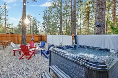 Image de Elmwood Place Big Bear Retreat- Hot Tub- Games- Central Location
