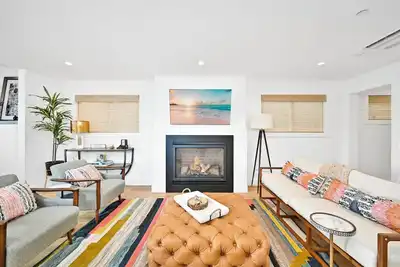 Image de 4 Bedrooms in Brand New Luxury built Home walk to the beach
