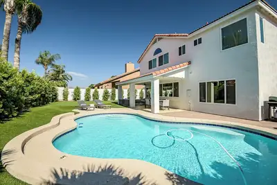 Image de Scottsdale Paradise Villa: Spacious Home with Private Pool, Office, and Pool Table