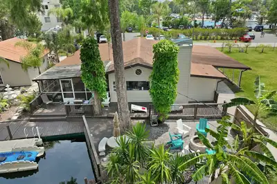 Image de 5 Bedrooms - Spacious - 7 Kayaks - Firepit - 2 mins to Rogers Park - King beds