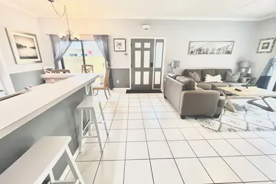 The Captain’s Quarters - Walk To Beach!