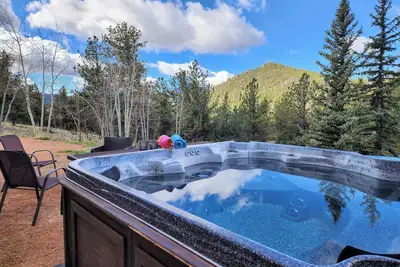 Image de No Cleaning Fees, Spacious & Secluded Mountain Home, Pikes Peak Views, Hot Tub!