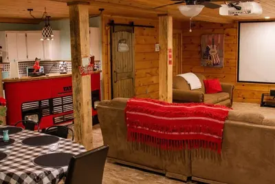 Image de Southern Comfort Retreat with a private hot tub!