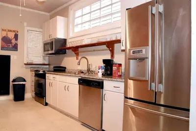Image de Lovely cottage 5 mins walk to historic St Charles Ave. & Magazine St