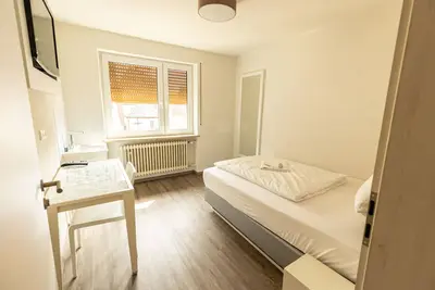 Image de Gemeinschaftunterkunft 1 - Zi. 5 - Ez mit Großem Bett - Gasthof Schrenker