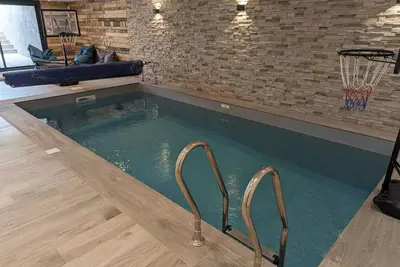 Image de Maison avec piscine intérieure, terrasse et Wi-Fi gratuit à Curel