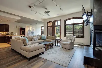Image de Sprawling Condo | Central Downtown | Summer A/C