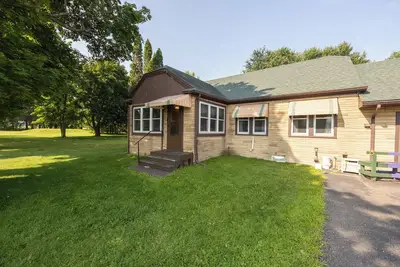 Image de House that is connected to a Bar! Sleeps 8 on the Utv/Snowmobile trail!