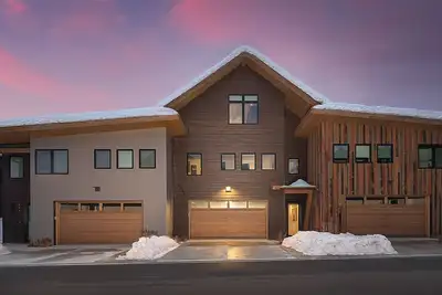 Image de Ski Shuttle + Hot Tub + New Home - Uptown House