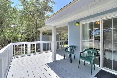 Image de Private deck, boat parking, 2 bedroom 2 bath coastal cottage in Holiday Beach