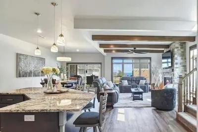 Image de Great location! Steps from downtown! New luxury 3 Bedroom 2 1/2 Bath Condo.
