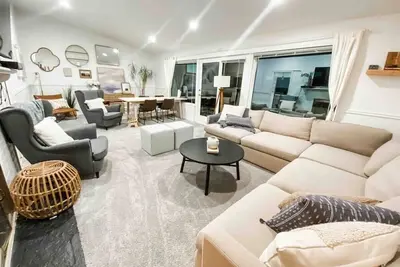 Image de 5645 116th Ave Ne Kirkland Whole House · Family & Group Paradise Kirkland/Bridal