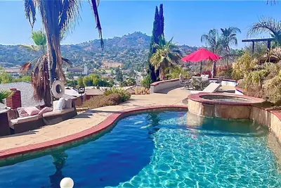 Image de Private 2 Level Backyard Oasis Pool/Spa, and Mountain View’s