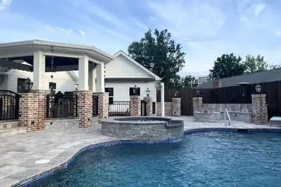Image de Spacious home minutes from Pensacola Beach with a private pool and free parking