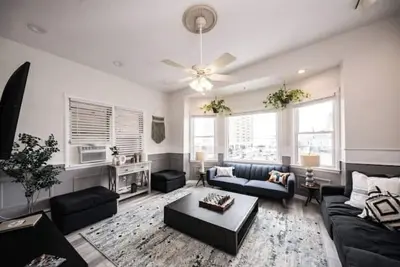 Image de Beach Front Apartment - 3br + Direct Beach View