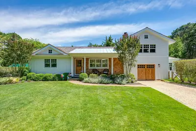 Image de Immaculate garden sanctuary with pool in Southampton, minutes to beaches!