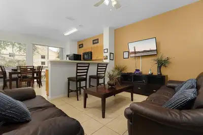 Image de Great 3 bed/3 bath townhome in Crestwynd Bay, just 2 miles from Wdw main gate