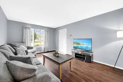 Image de Avail 10/11- 2br Condo by Shops Hospitals & Chicago