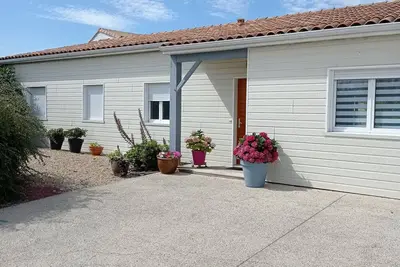 Image de maison avec jardin proche île de Ré