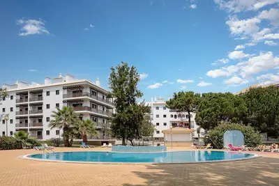 Image de Elegance Apartment W/ Balcony & Pool by LovelyStay