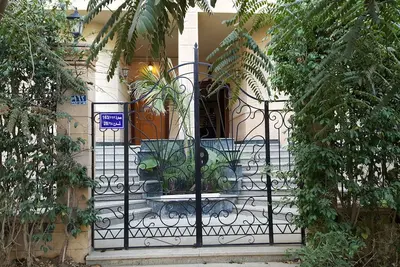 Image de 3 Bedrooms, accommodate 5 persons with private garden. Spacious rooms.
