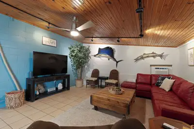 Image de Get \"Off the Hook\" in a small town w/big time fishing steps away from marina