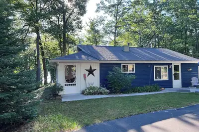 Image de The Bluebird Cottage. Just go down 400 feet and jump in lake.
