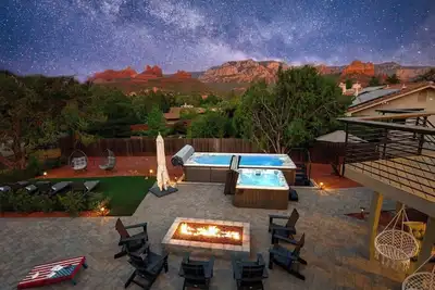 Image de Uptown Splash - Views! 5br 4ba Heated Pool Spa Firepit GamesRm Minigolf Location