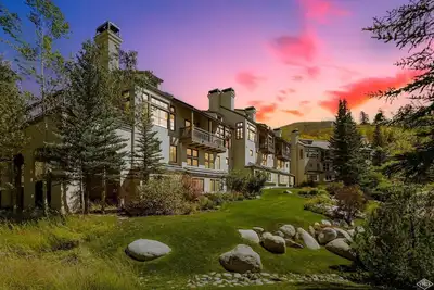 Image de Luxe, modern 5br ski in, ski out townhome in Bc Highlands w/ shared hot tub!