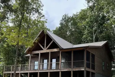 Image de Unwind at a new modern log cabin, stunning Lake Views, 3 miles from City Harbor