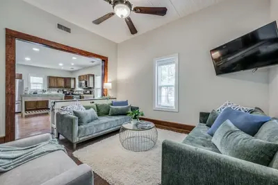 Image de Farmhouse cuteness in Quaint Justin Tx, Walk to old town and enjoy! \n
