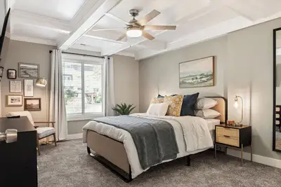 Image de All New Mid-Term, Centrally Located Retreat