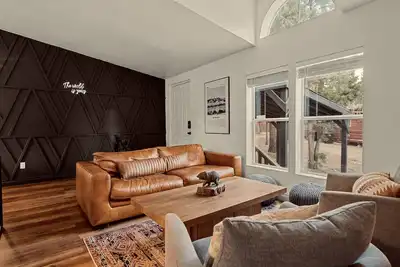 Image de Cozy 4-bedroom home with spacious backyard