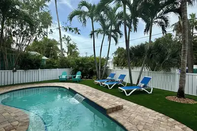 Image de Coral Cove: Walk to the Beach! Heated pool! Prime North End!