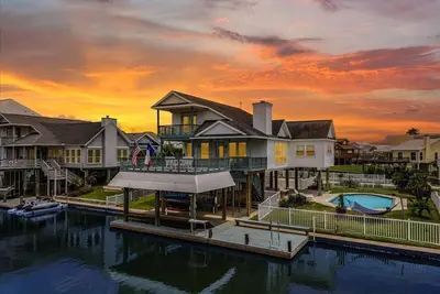 Image de Bay Dayz - Canal & Poolside Views!