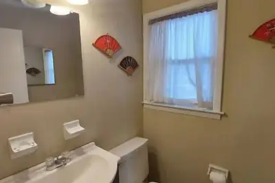 Image de Perfect commute. . lots of room and free parking!