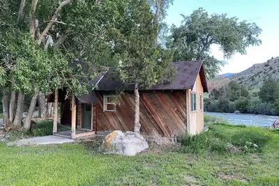 Image de Remodeled Cabin on 40 private acres of Wind River frontage with R/V hookup. \n