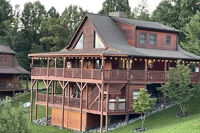 Image de Beautiful Cabin with Mountain Views!