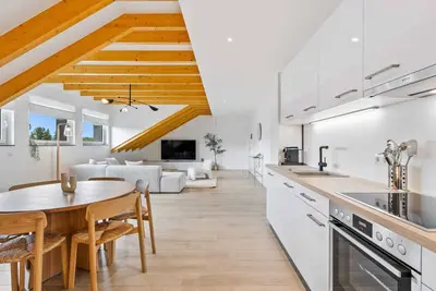 Image de Modern 2br Apartment: Balcony, Wi-Fi, Free Parking