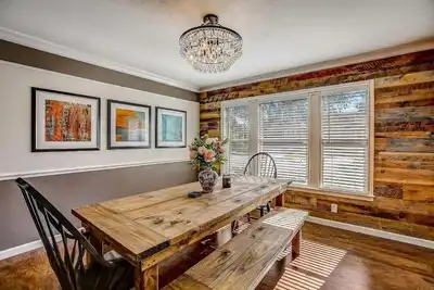 Image de 5 minutes to City Center! Family-sized home with game room & deck in Cedar Park