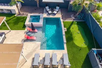 Image de 5 mins from Old Town! PuttPutt, Outdoor TVs & Bbq Bar, Pool & Spa!