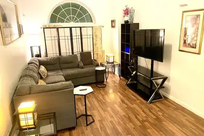 Image de Huge 2 Bedroom Apt w/king bed, Free Street Parking