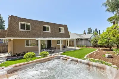 Image de Spacious 3 bdrm beauty, jacuzzi, stunning backyard!